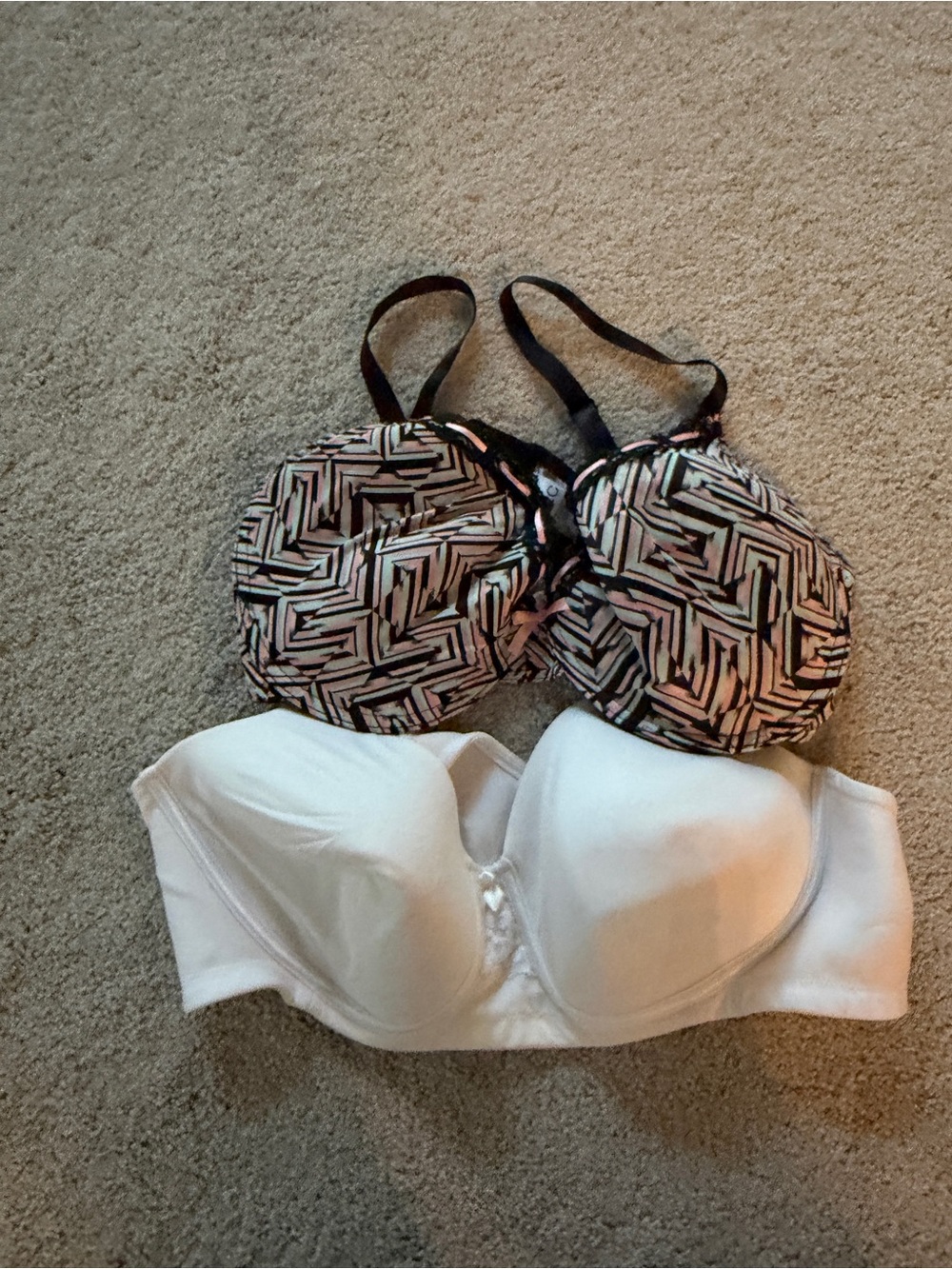 Bra lot size 42c White Strapless Bra and Black-Pink Printed Underwire Bra Set